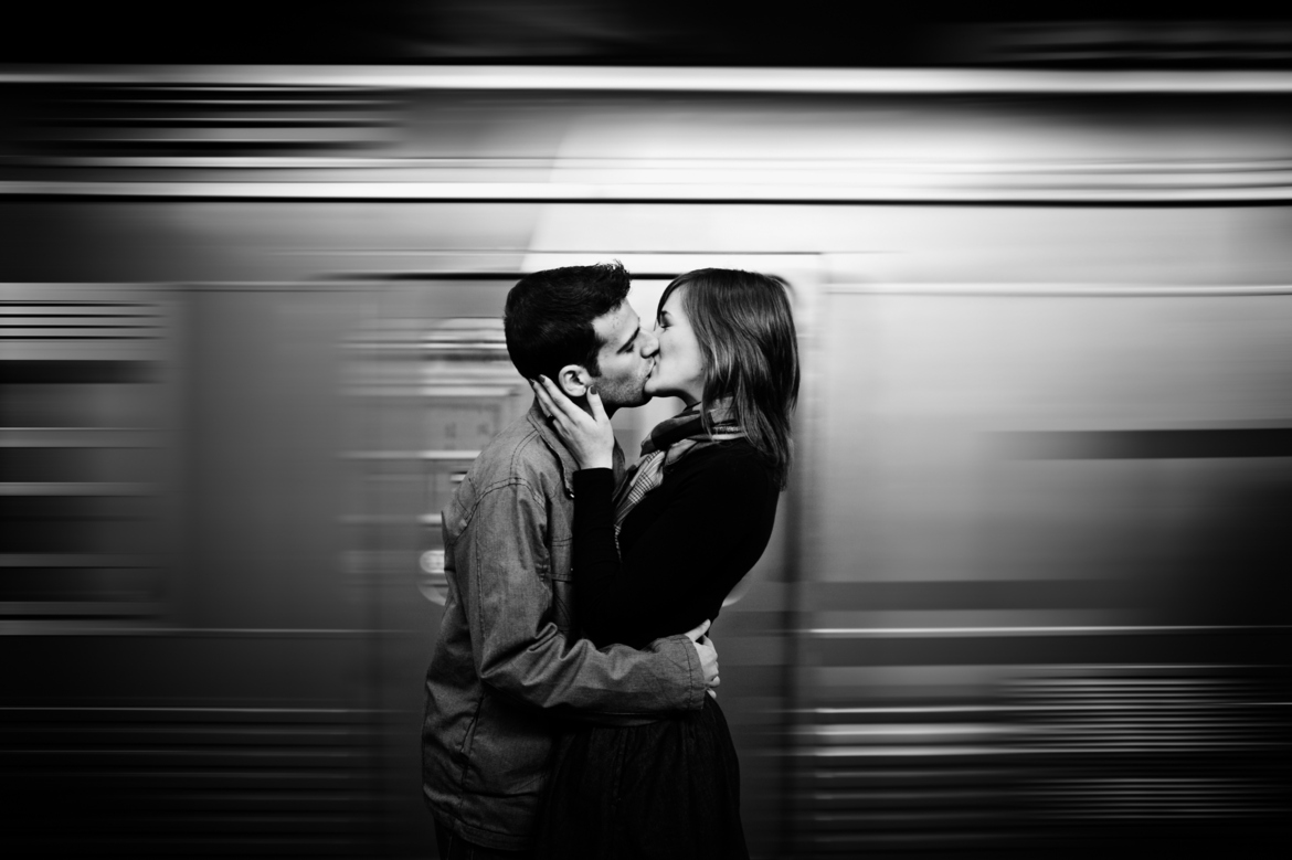 bn-pareja-beso-tren-movimiento